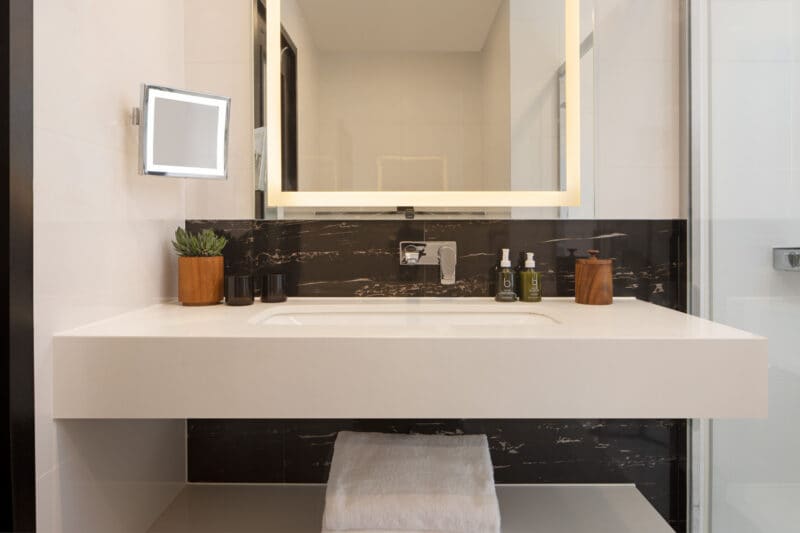 LONMK_Montcalm_double_bathroom