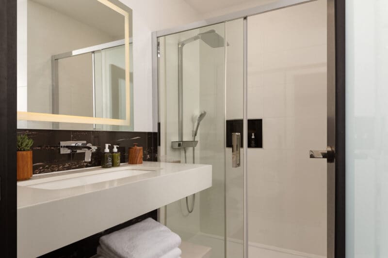 LONMK_Montcalm_double_bathroom_wide