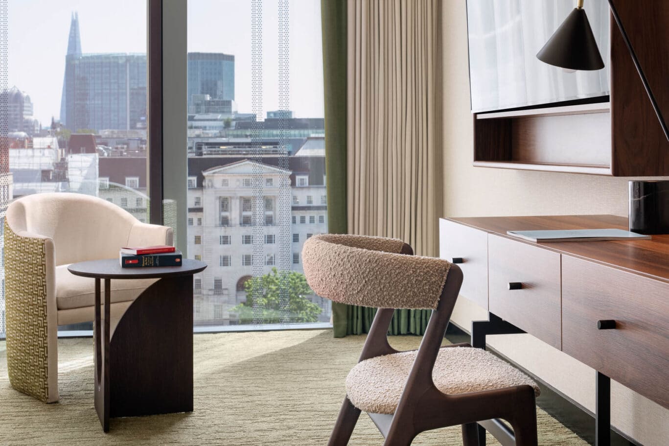 LONMK_iconic_executive_desk_chair