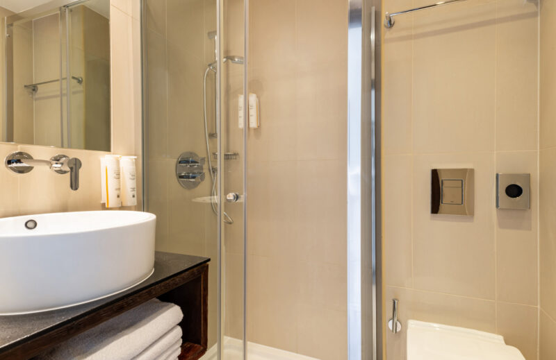 Single Bathroom 3/4