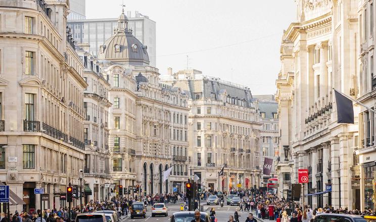 376-1684568245-ldn_shopping_oxford_street_gettyimages-1046677300-scaled