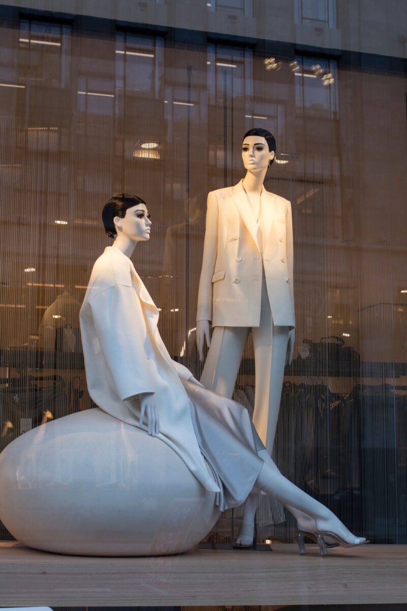 oxford-street-shopping-fashion-AdobeStock_338534750