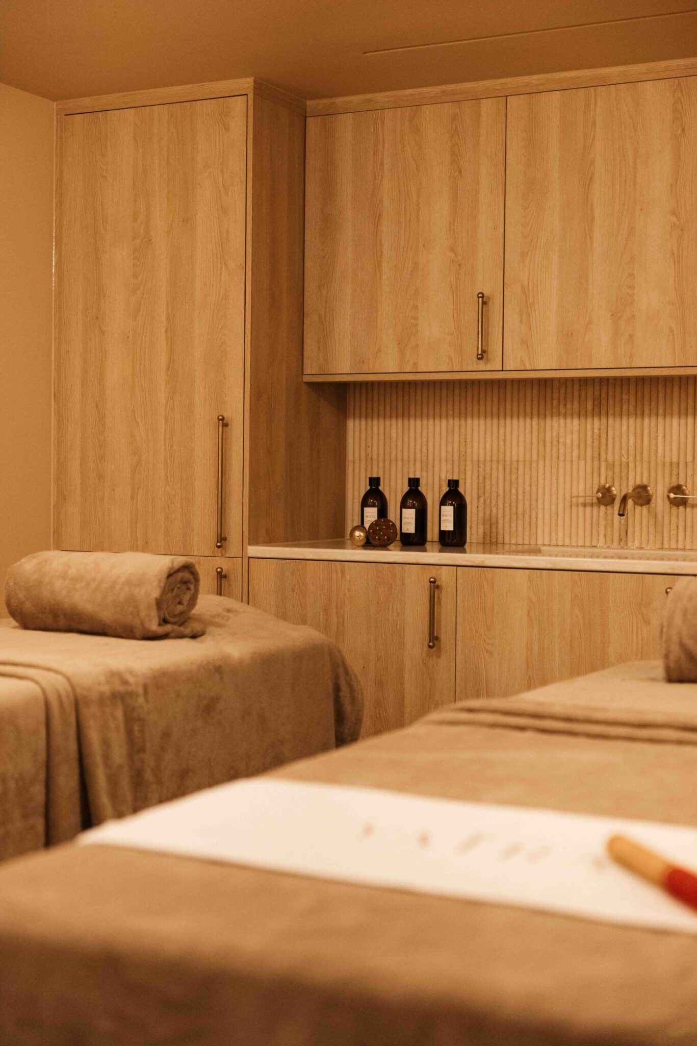 2025_MM_Wellness_Evergreen_Spa_Yatra_Spa_treatment_room_focus_on_wooden_forniture