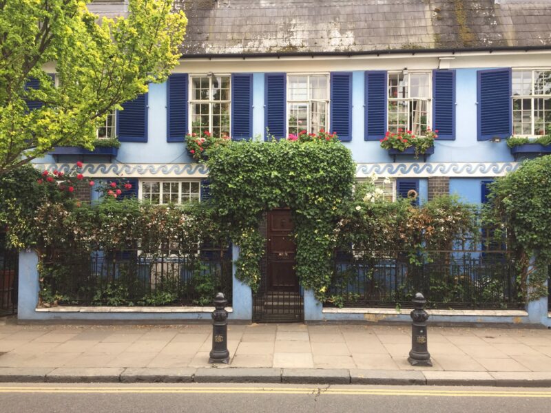 Vibrant streets of Notting Hill with colourful townhouses and boutique shops, located a short walk from Montcalm Collection hotels in Paddington